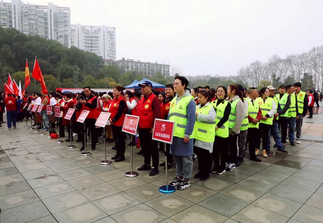春风送暖学雷锋 垃圾分类我先行