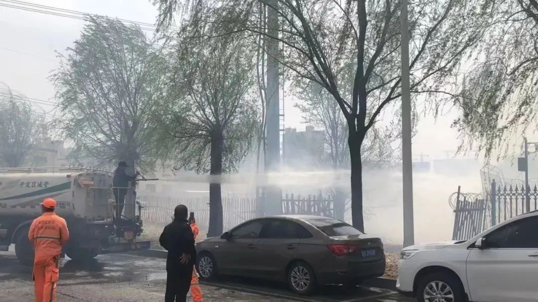 环卫员工路遇着火 环卫+消防模式助力处置火情