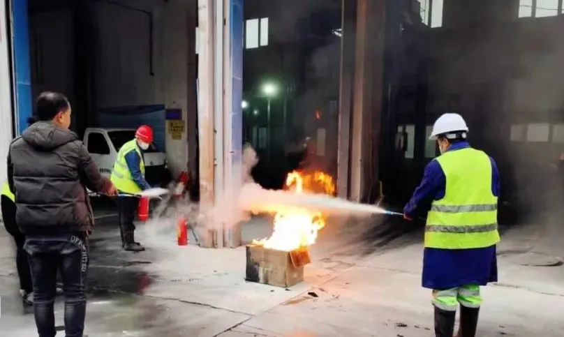 环卫员工路遇着火 环卫+消防模式助力处置火情