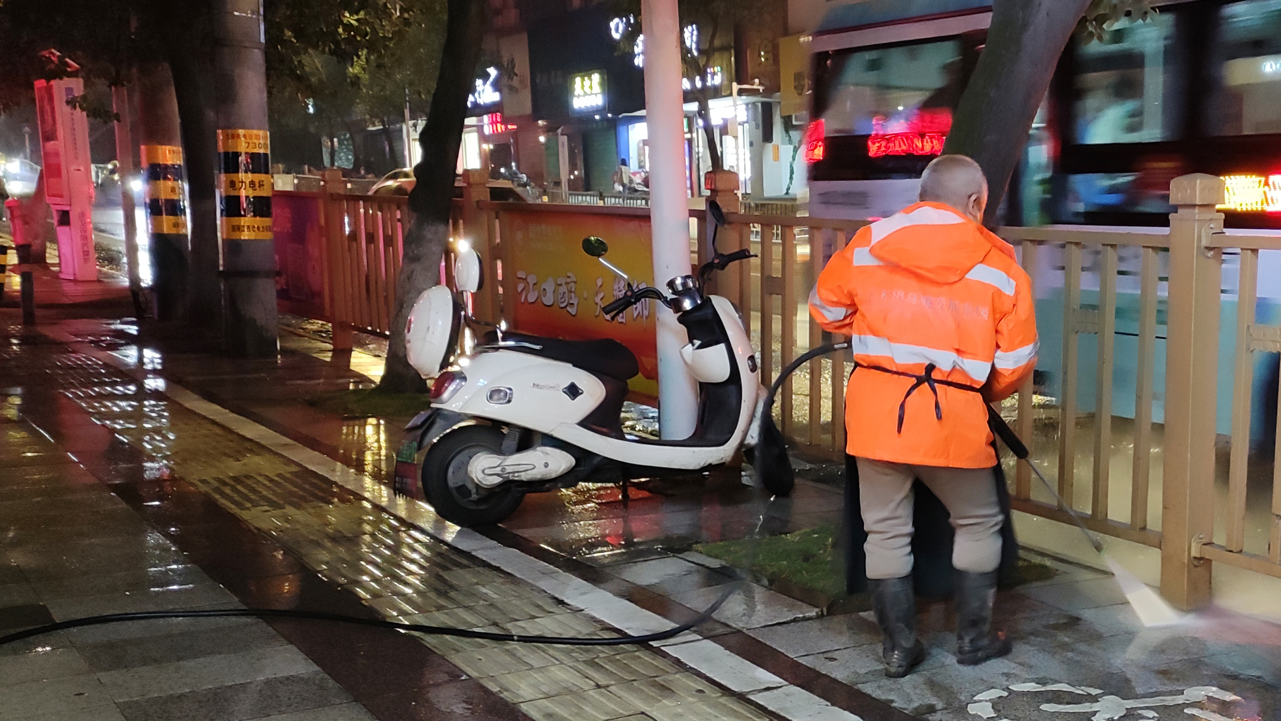 【宜春】宜春玉禾田环卫：深度清洗“路见本色”