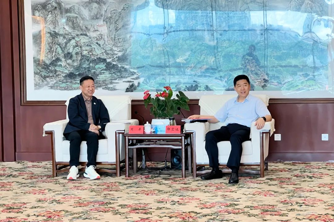 玉禾田集团董事长周平一行拜访师市党委书记、政委、市人大常委会主任鄂宏达