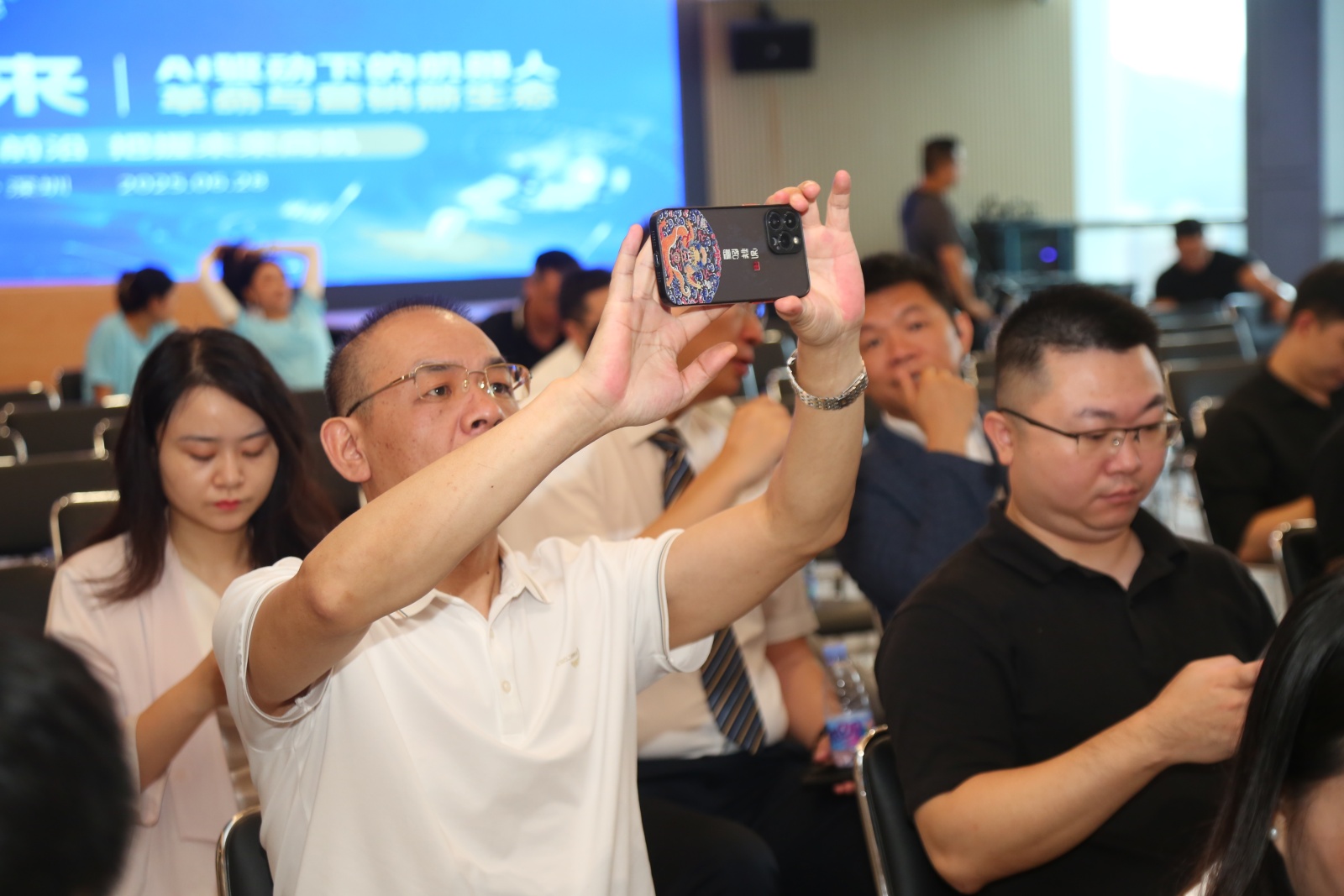 玉禾田新地标启幕——玉禾田集团隆重举行乔迁盛典暨智元机器人合作签约仪式