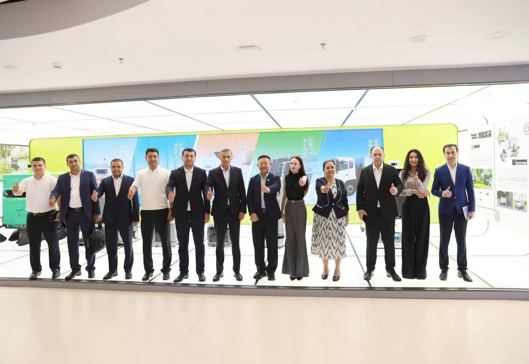 乌兹别克斯坦布哈拉州政府代表团到访玉禾田集团 共拓智慧城市服务合作新空间