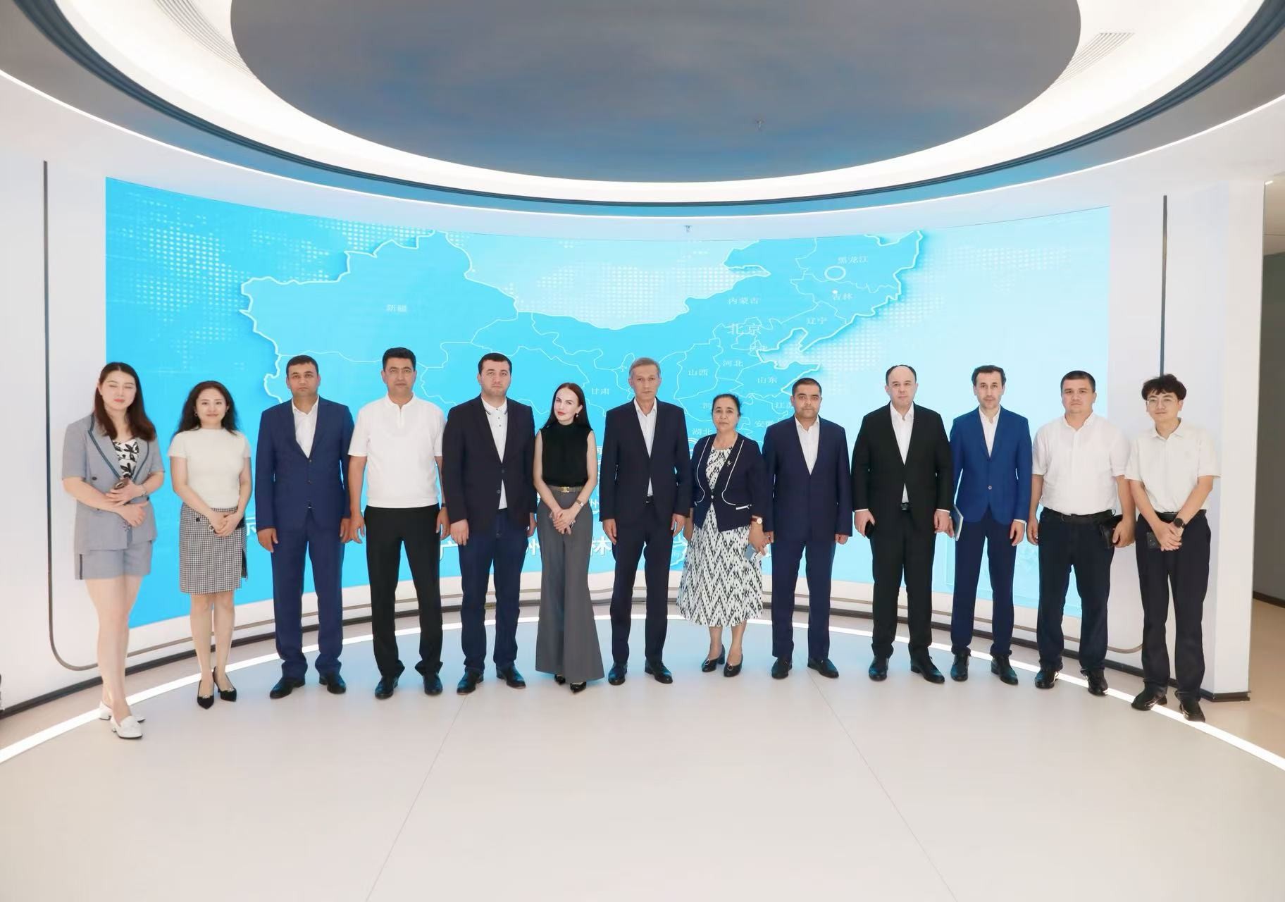 乌兹别克斯坦布哈拉州政府代表团到访玉禾田集团 共拓智慧城市服务合作新空间