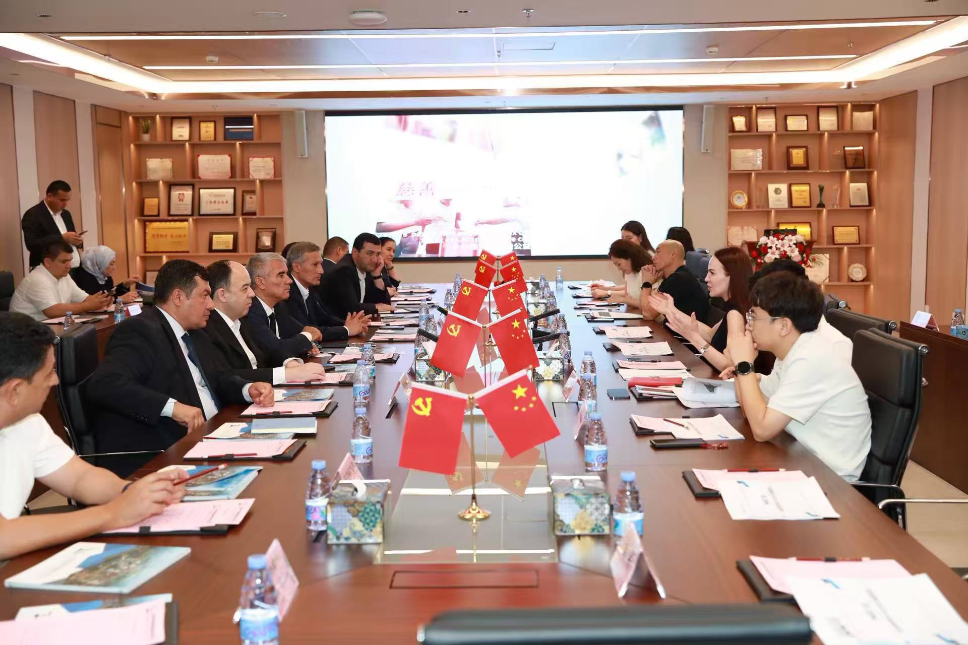 乌兹别克斯坦布哈拉州政府代表团到访玉禾田集团 共拓智慧城市服务合作新空间