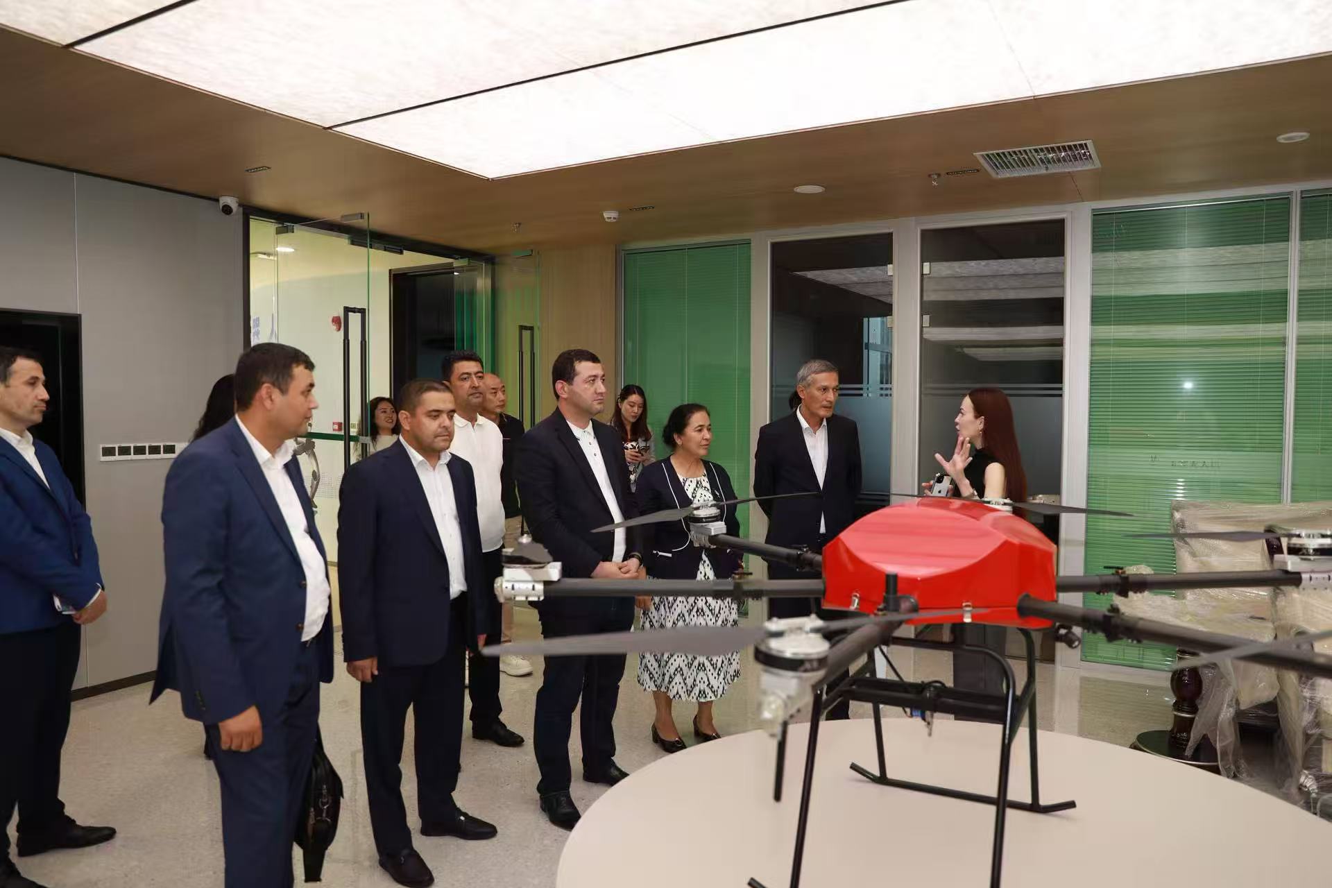 乌兹别克斯坦布哈拉州政府代表团到访玉禾田集团 共拓智慧城市服务合作新空间