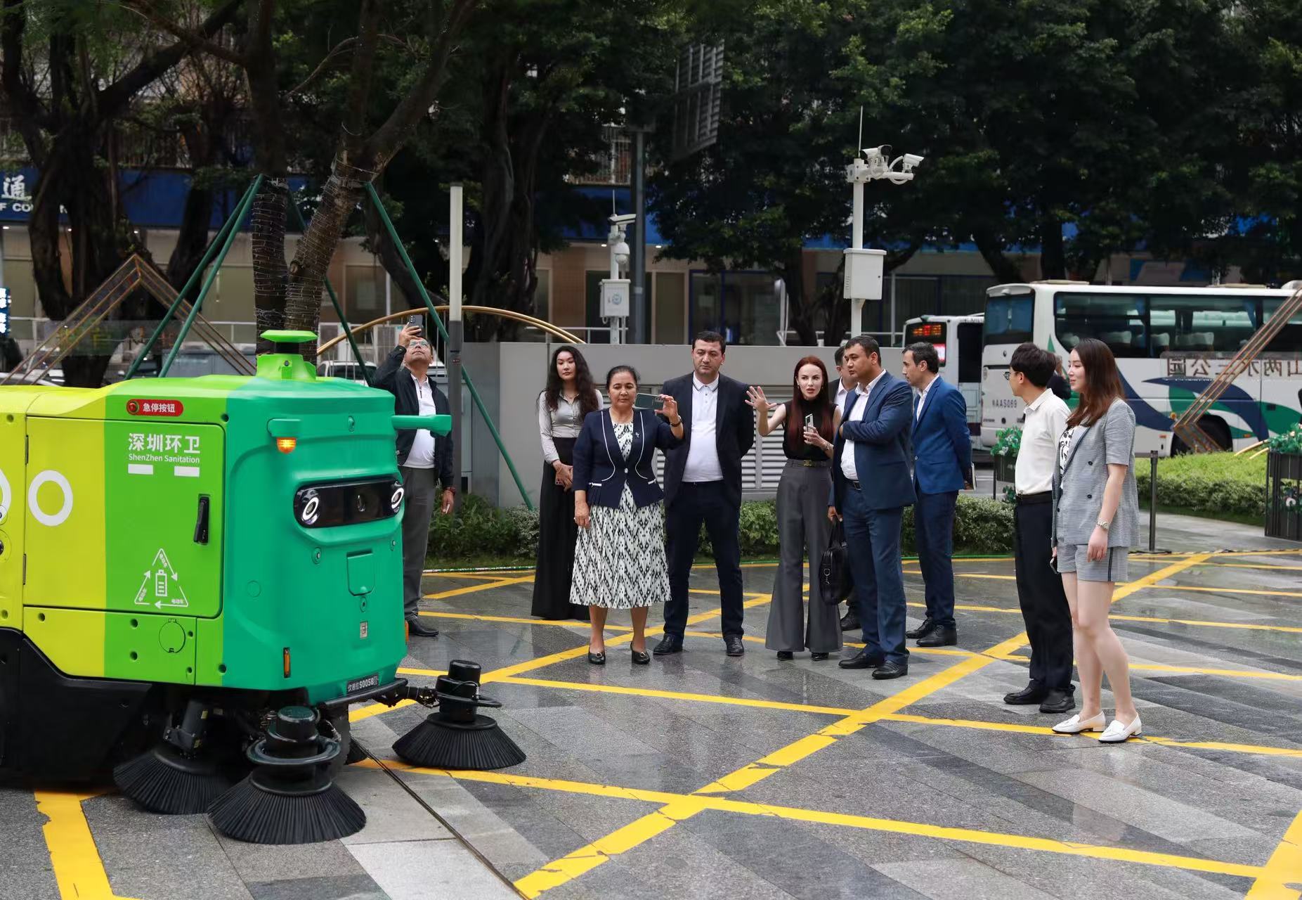 乌兹别克斯坦布哈拉州政府代表团到访玉禾田集团 共拓智慧城市服务合作新空间